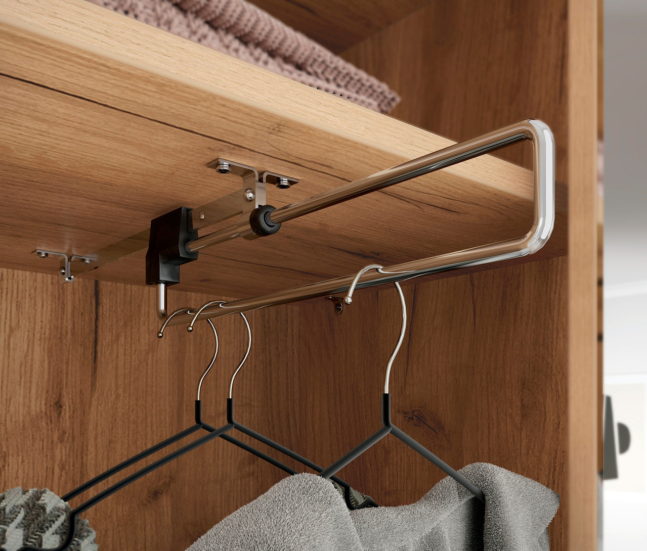 Innenansicht einer Kompaktgarderobe »Aledo« mit Kleiderbügeln und Handtüchern unter einer Ablage.