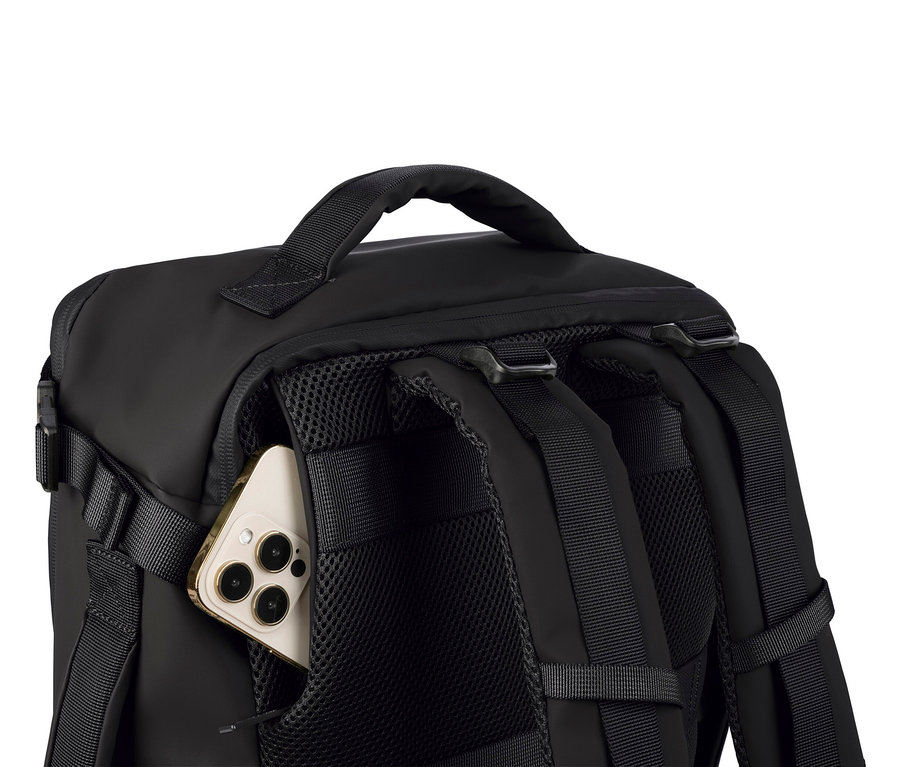 Nahaufnahme des Tucano TUGO DRY Kabinenrucksacks mit 15,6-Zoll-Laptopfach, in dessen Netzseitentasche ein Smartphone steckt.