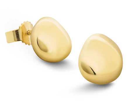 Nahaufnahme von zwei goldenen Ohrsteckern mit abgerundeter, tropfenförmiger Form vor einem weißen Hintergrund.