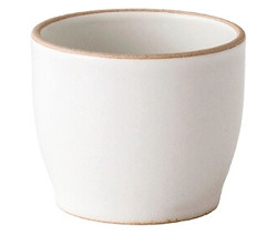 Ein einzelner, leerer, weißer Keramikbecher mit braunem Rand.