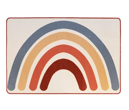 Vintage Kinderteppich »Rainbow« mit rotem Rand und Regenbogenmuster.