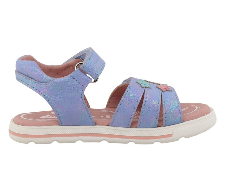 Eine einzelne blaue, irisierende LURCHI Mädchen-Sandale "Carin" mit rosa-weißer Sohle und bunten Schmetterlingsverzierungen an den vorderen Riemen.