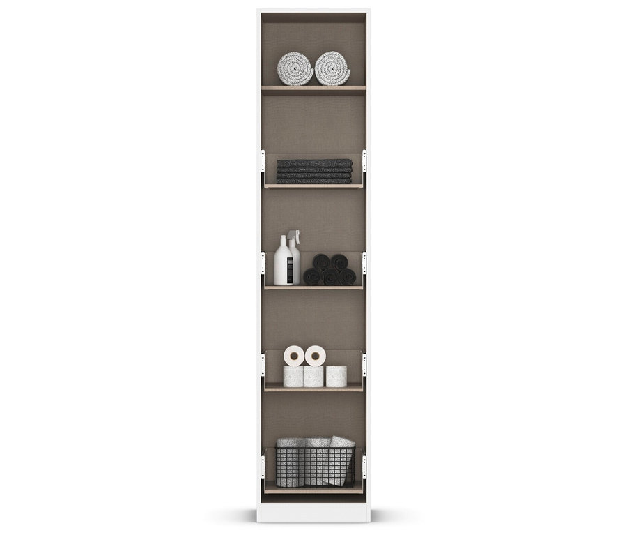 Schmaler Badezimmerschrank mit Handtüchern, Toilettenartikeln und einem Drahtkorb.
