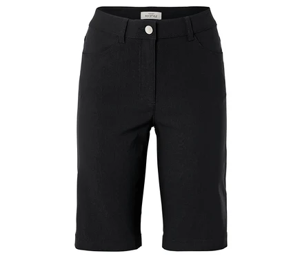 Schwarze Shorts mit Taschen und Knopfverschluss liegen auf einem weißen Hintergrund.