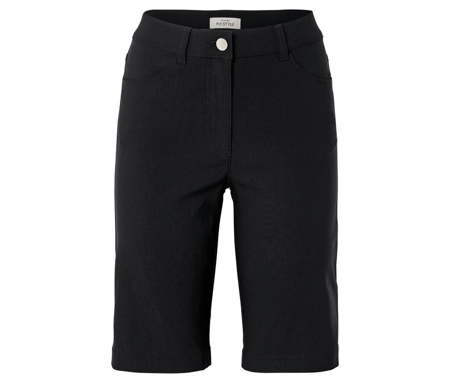 Schwarze Shorts mit Taschen und Knopfverschluss liegen auf einem weißen Hintergrund.