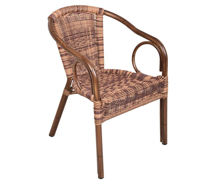 Brauner Rattansessel mit Armlehnen und Rückenlehne steht vor einem weißen Hintergrund.