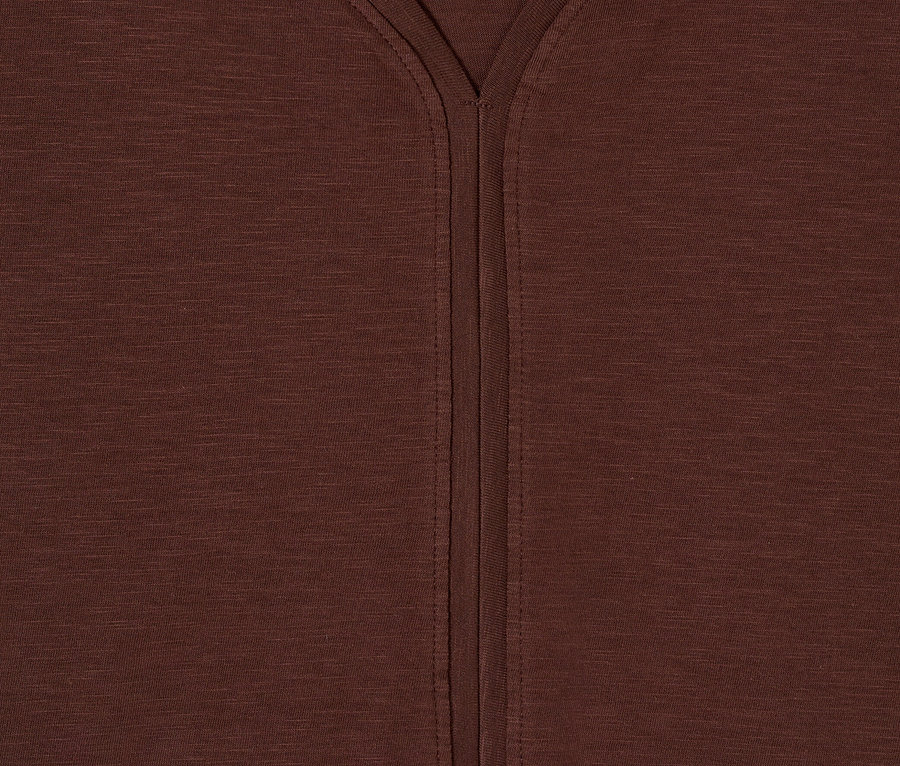 Nahaufnahme des braunen CECIL Tunika-Shirts mit V-Ausschnitt und mittiger Naht.