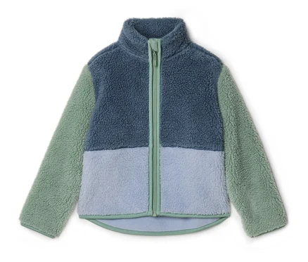Eine Fleecejacke in Blau, Hellblau und Grün liegt auf einem weißen Hintergrund.