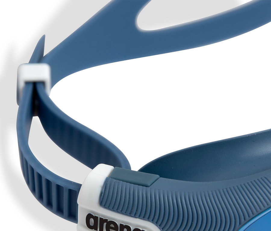Detailansicht einer blauen Arena Schwimmbrille vor einem weißen Hintergrund.