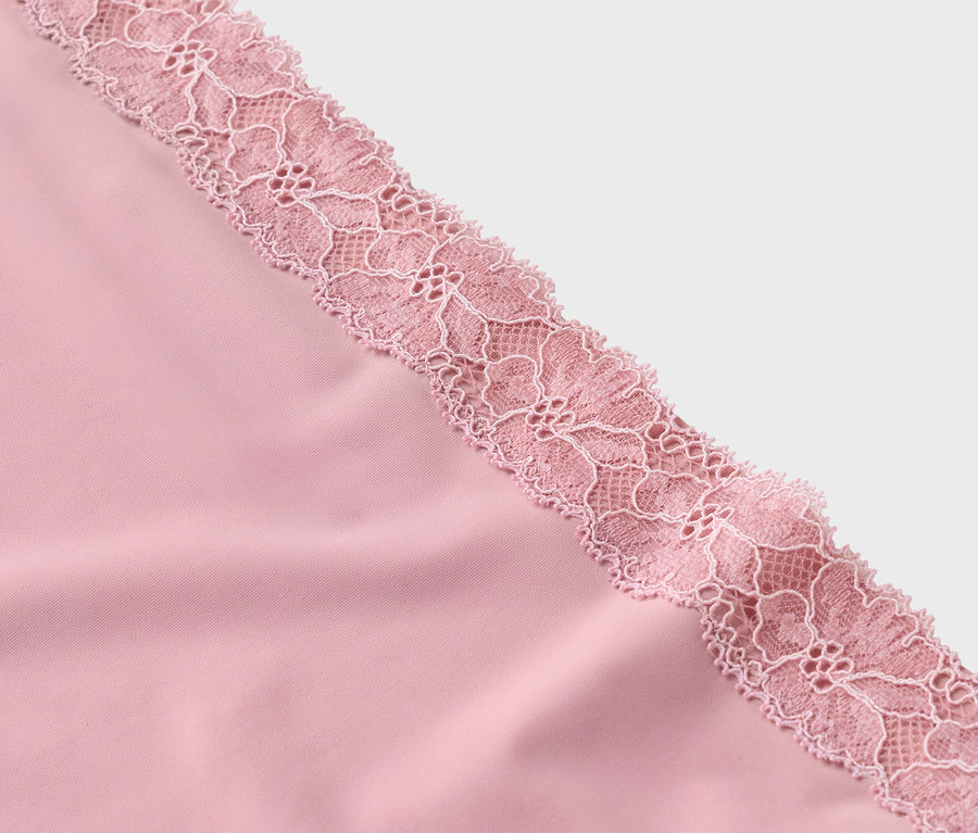 Nahaufnahme eines rosafarbenen Stoffes mit zarter rosa Spitze.
