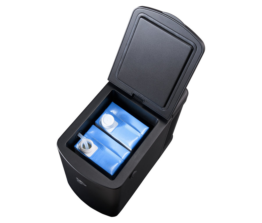 Zwei blaue Milchpackungen im geöffneten schwarzen Tchibo Milchkühler 2L.