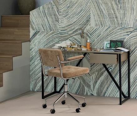 Ein brauner WOOOD Bürostuhl »Kova« steht vor einem Schreibtisch in einem Arbeitszimmer.