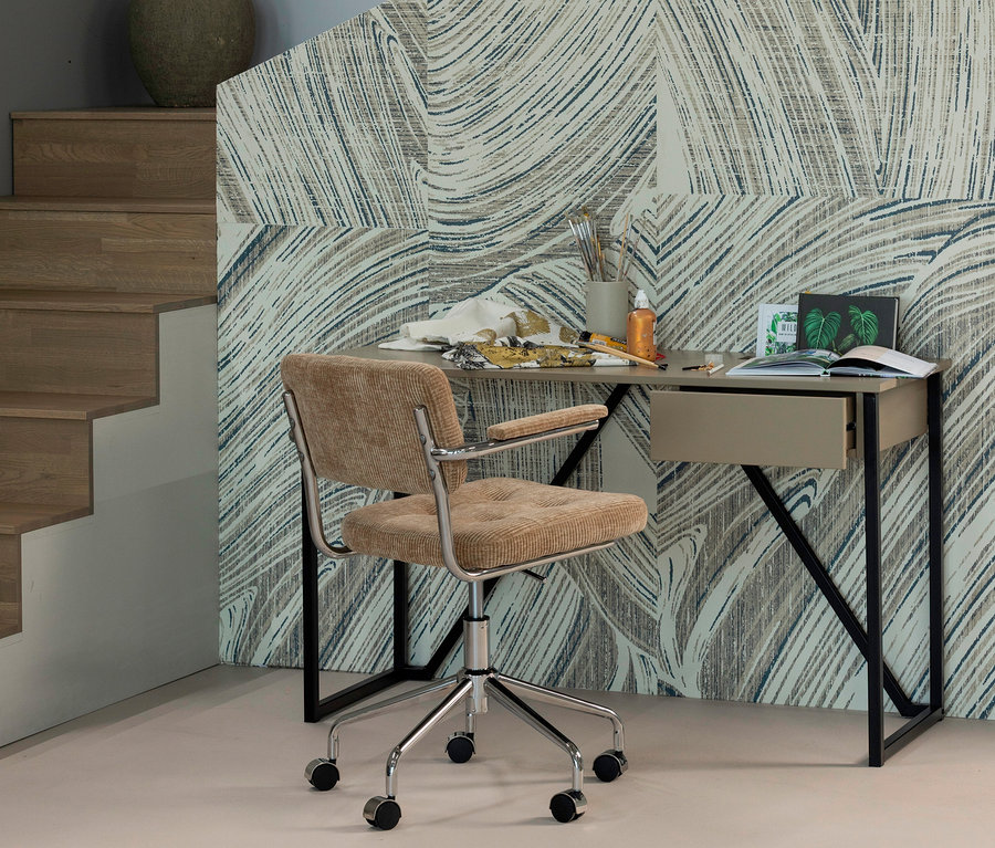 Ein brauner WOOOD Bürostuhl »Kova« steht vor einem Schreibtisch in einem Arbeitszimmer.