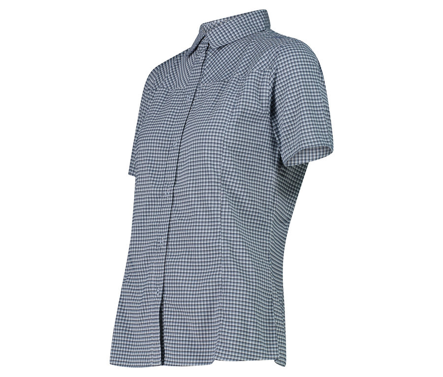 Nahaufnahme eines kurzärmeligen, blau-weiß karierten Hemdes, das auf einem weißen Hintergrund präsentiert wird.