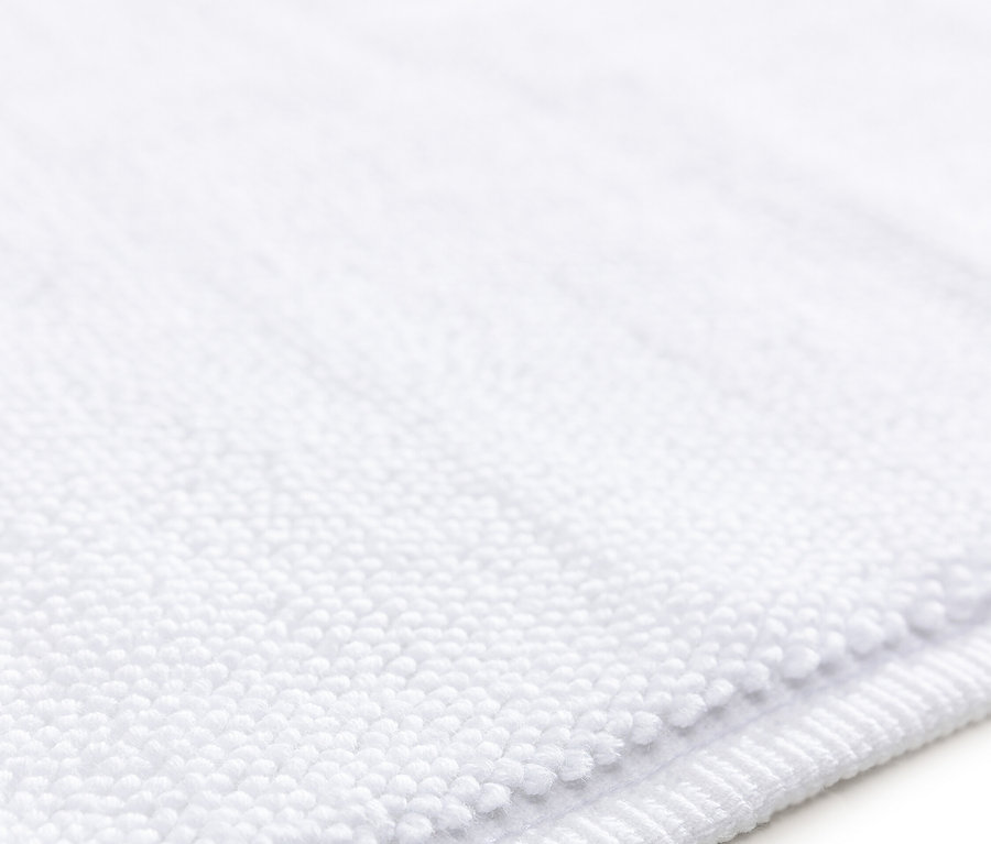 Nahaufnahme eines weißen Frotteestoffes mit Bordüre.