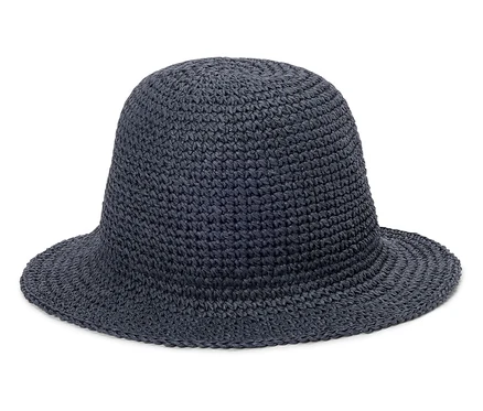 Ein marineblauer Strohhut mit Glockenform und breiter Krempe liegt vor einem weißen Hintergrund.