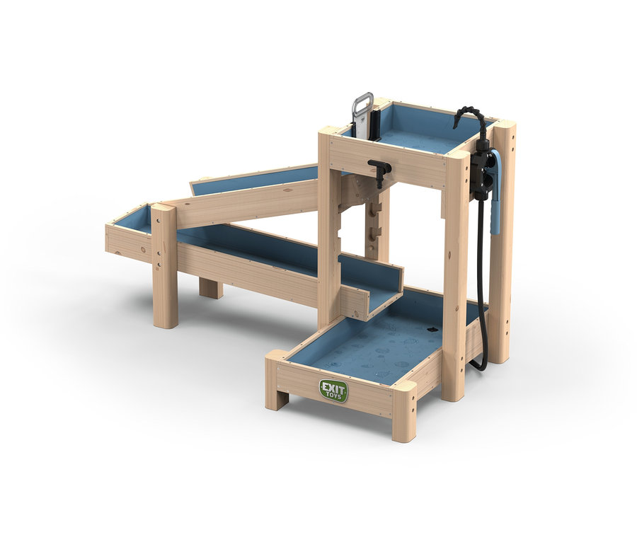 Eine mehrstufige, hölzerne Wasserspielbahn mit blauen Becken und einer Pumpe steht auf einem weißen Untergrund.