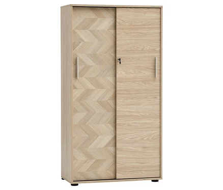 Beiger Kleiderschrank mit Schiebetüren, einer mit Fischgrätenmuster und einer mit Holzmaserung, beide mit silbernen Griffen.