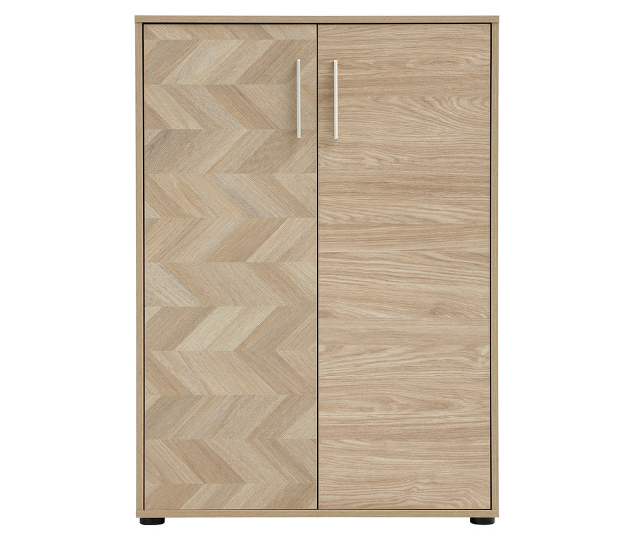 Ein heller Holzschrank mit zwei Türen und silbernen Griffen steht vor einem weißen Hintergrund.