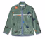 Grüne Fleecejacke mit Reißverschluss und Dinosaurier-Muster, eingefasst mit hellblauem Stoff.
