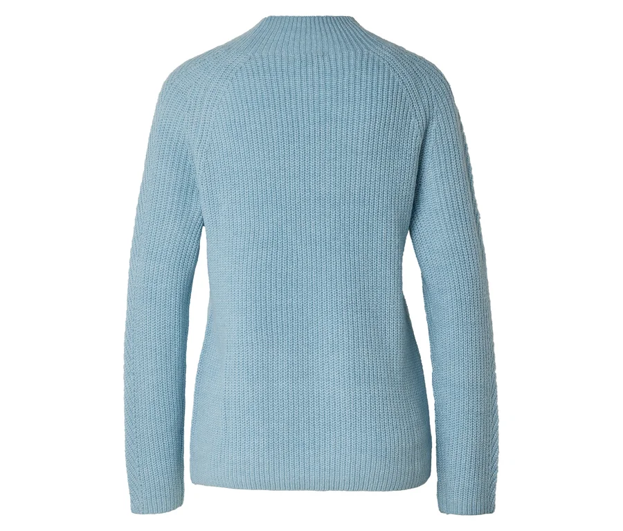 Hellblauer Strickpullover mit langen Ärmeln und hohem Kragen von hinten.
