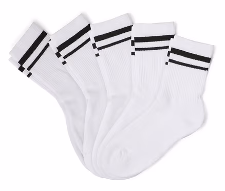 Fünf weiße Socken mit schwarzen Streifen liegen übereinander.