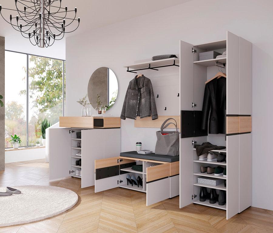 Eingangsbereich mit weißem Schuhschrank, Garderobe mit Jacke, Spiegel und Bank mit Tasche und Schuhen. Topfpflanze links im Bild.