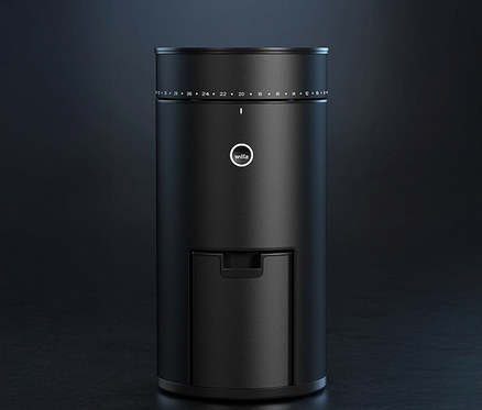 Eine mattschwarze, zylindrische Wilfa-Kaffeemühle steht auf einer dunklen Oberfläche.