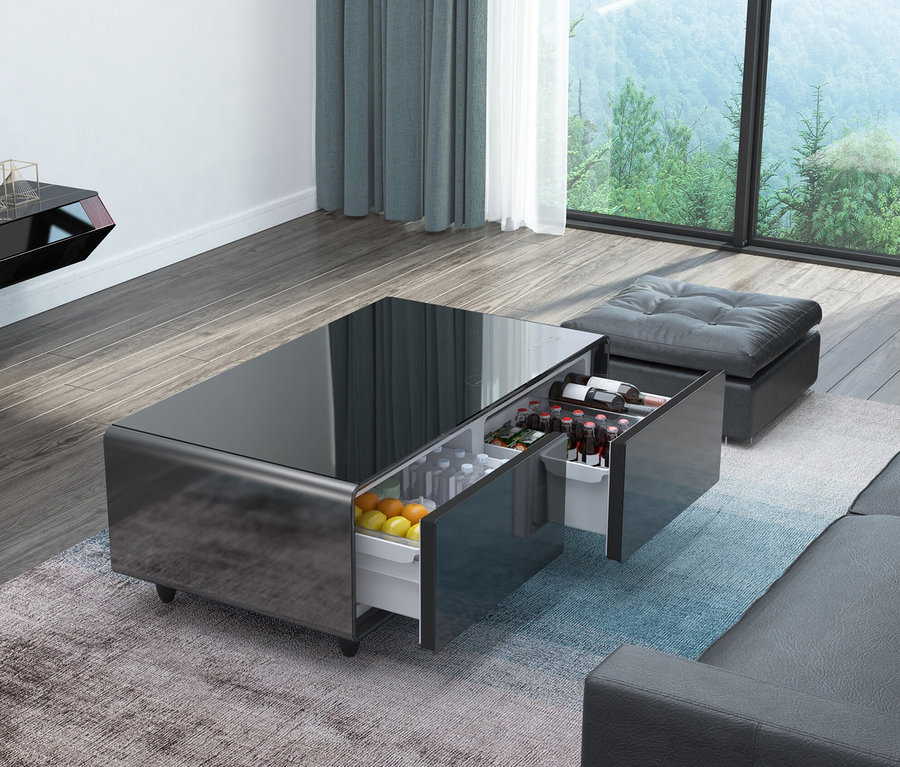 Schwarzer Caso Sound & Cool Tisch mit zwei offenen Schubladen gefüllt mit Getränken und Obst.