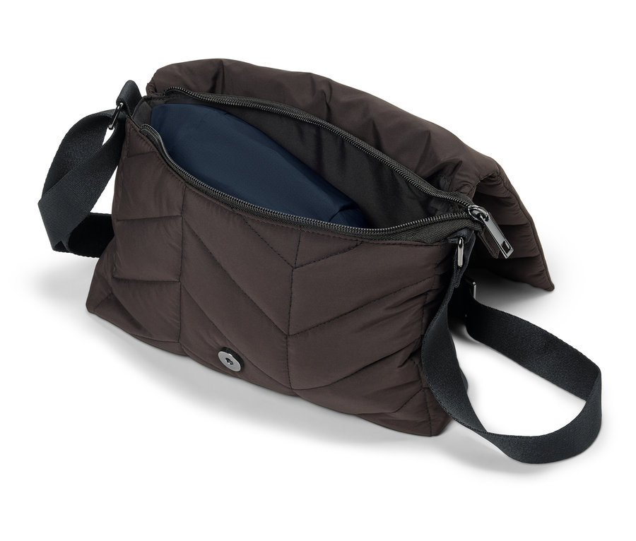 Eine offene, braune Umhängetasche mit schwarzem Gurt liegt auf einem weißen Hintergrund.