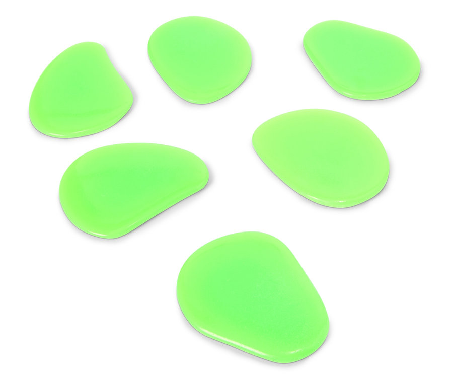 Sechs grüne, unregelmäßig geformte Kieselsteine auf einem weißen Hintergrund.