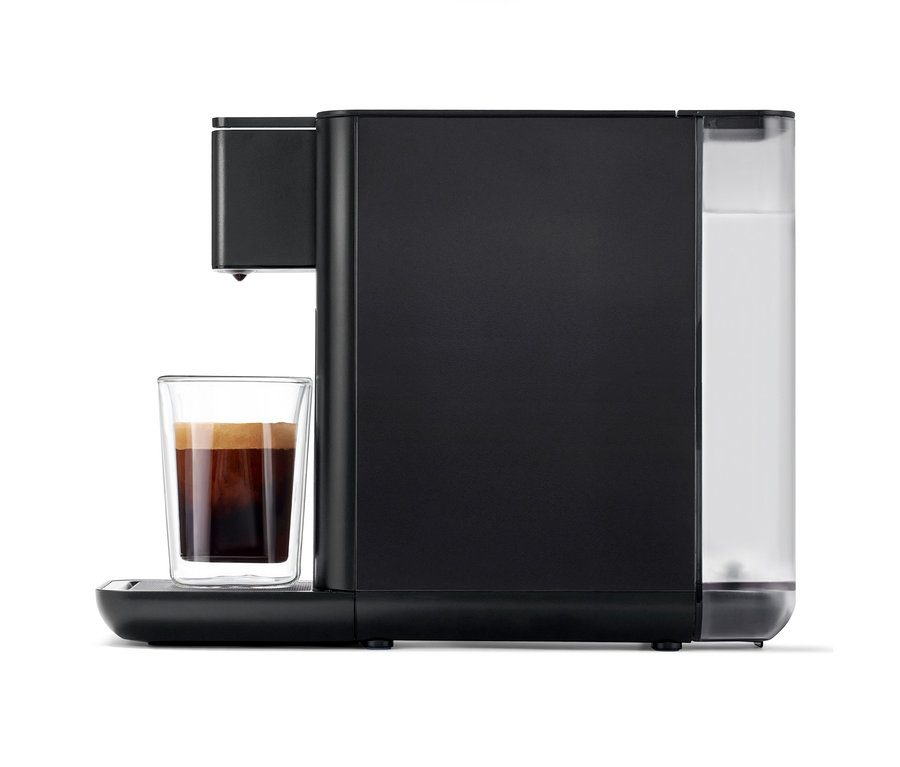 Qbo ICONIC Dark Chrome Kaffeemaschine mit Tasse Kaffee.