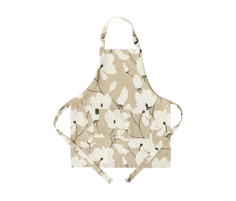 Beige Schürze mit weißem Blumenmuster und schwarzen Stielen, mit Nackenband, Bindebändern und einer großen Vordertasche.