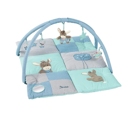 Baby-Spieldecke in Blau- und Grautönen mit Spielbogen. Die Decke hat Applikationen von einem Eselkopf, einem liegenden Tier und einer Wolke. Am Bogen hängen ein Plüsch-Esel, Sterne und ein Greifring.