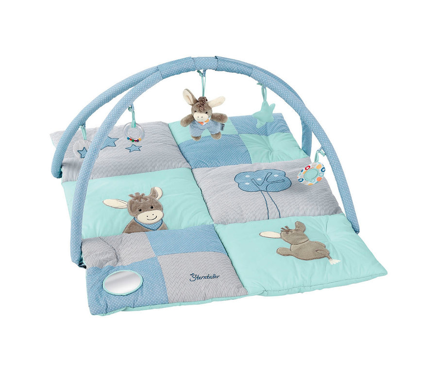 Baby-Spieldecke in Blau- und Grautönen mit Spielbogen. Die Decke hat Applikationen von einem Eselkopf, einem liegenden Tier und einer Wolke. Am Bogen hängen ein Plüsch-Esel, Sterne und ein Greifring.
