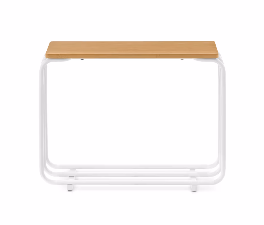 Ein kleiner rechteckiger Tisch mit einer hellbraunen Holzplatte und einem weißen Metallrohrgestell. Das Gestell hat abgerundete Ecken und drei horizontale Stangen unten.