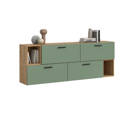 Modulares Sideboard mit hellem Holzrahmen und salbeigrünen Fronten. Es hat offene Fächer mit Büchern und Deko-Objekten sowie geschlossene Fächer mit schwarzen Griffen.