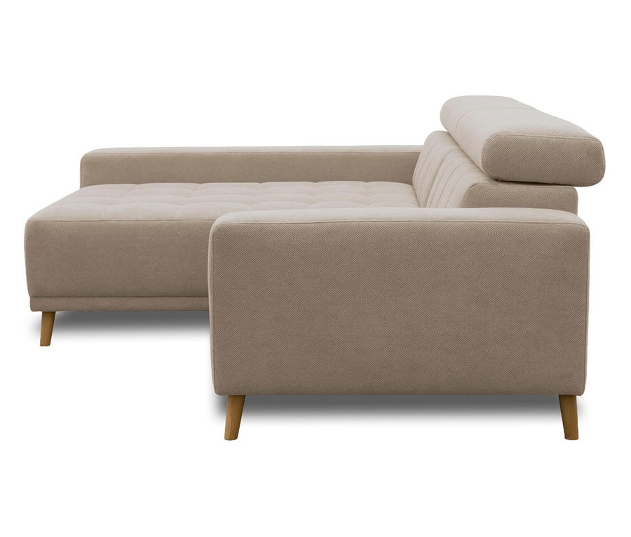 Ein beiges L-förmiges Ecksofa mit hellen Holzbeinen. Die Sitzfläche ist gesteppt, und die Rückenlehne hat vertikale Nähte mit einer verstellbaren Kopfstütze auf der rechten Seite.