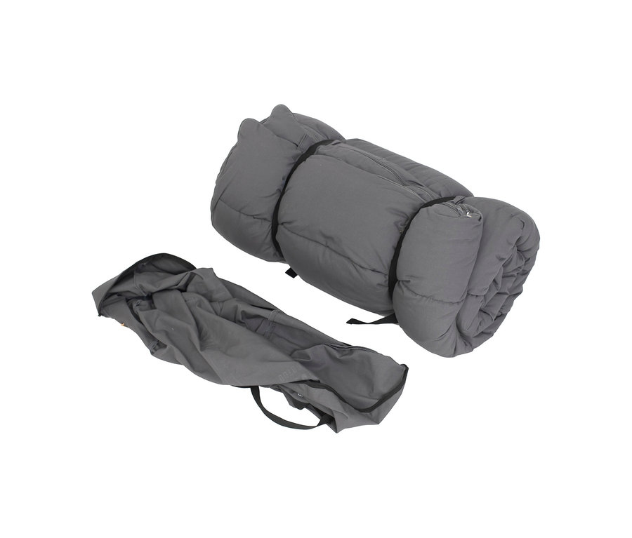 Ein grauer XXL-Doppelschlafsack mit integrierten Kissen, zusammengerollt und mit schwarzen Gurten gesichert, liegt neben seiner offenen, flachen grauen Aufbewahrungstasche.