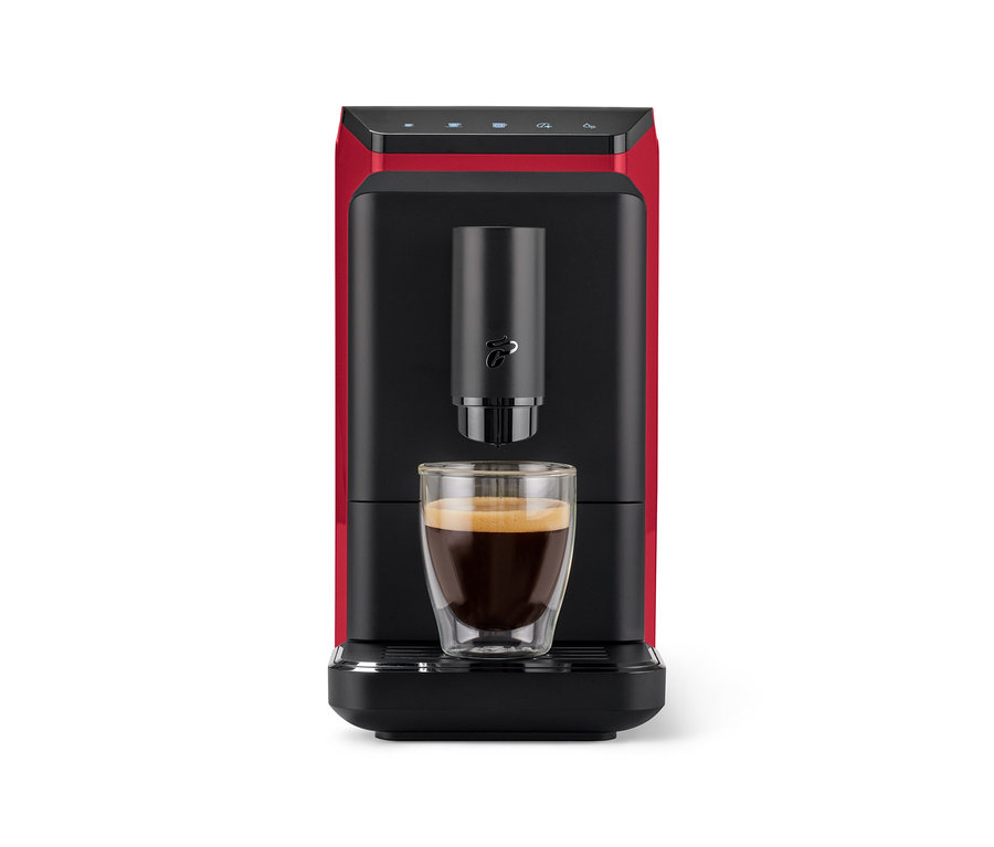 Roter und schwarzer »Esperto mini« Kaffeevollautomat, der Kaffee in eine transparente Tasse füllt.