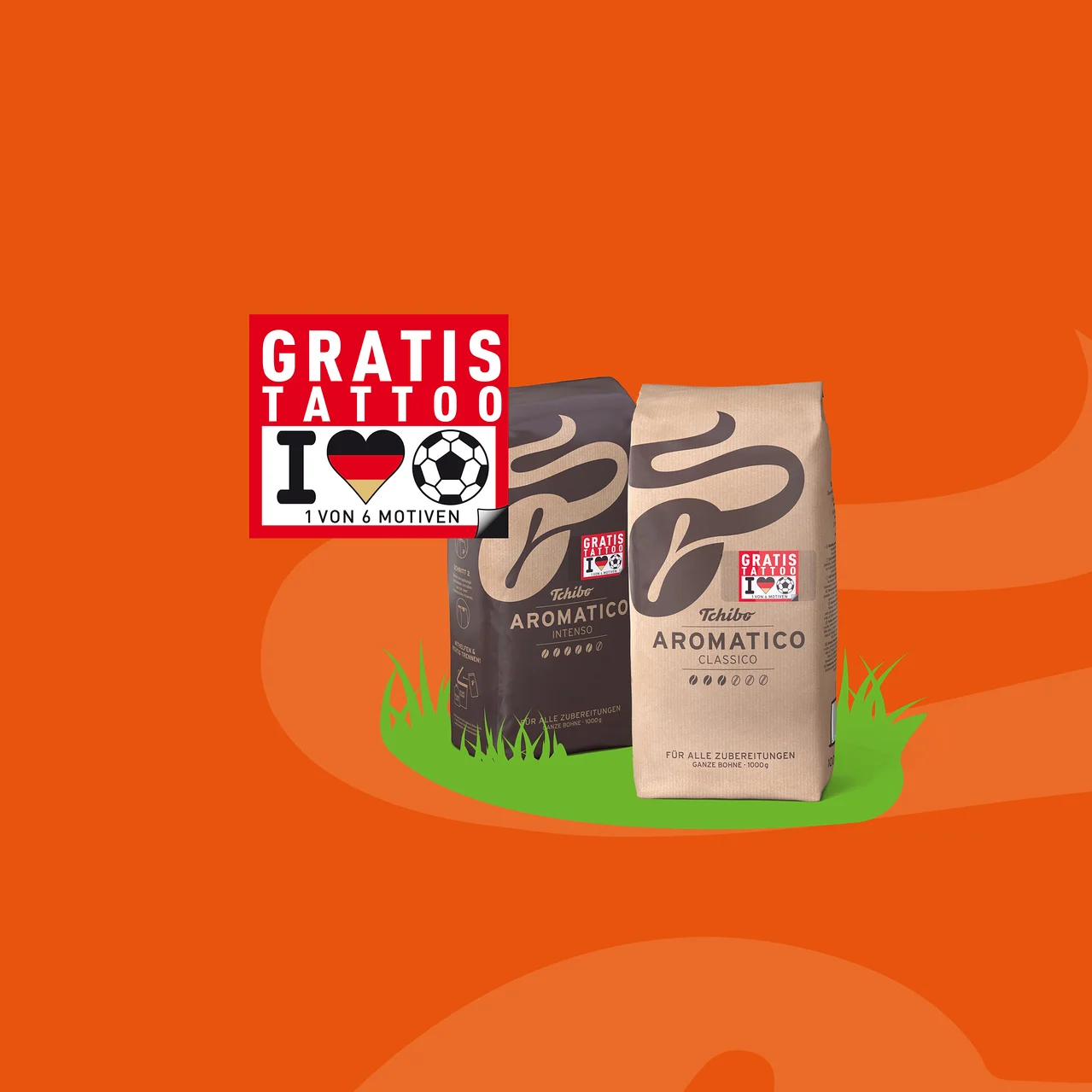 Zwei Packungen Tchibo Aromatico Kaffee, Intenso (dunkel) und Classico (hell), stehen auf grünem Gras vor orangefarbenem Hintergrund. Beide Packungen und ein größerer schwebender Aufkleber zeigen 'GRATIS TATTOO I ❤️ ⚽ 1 VON 6 MOTIVEN'.