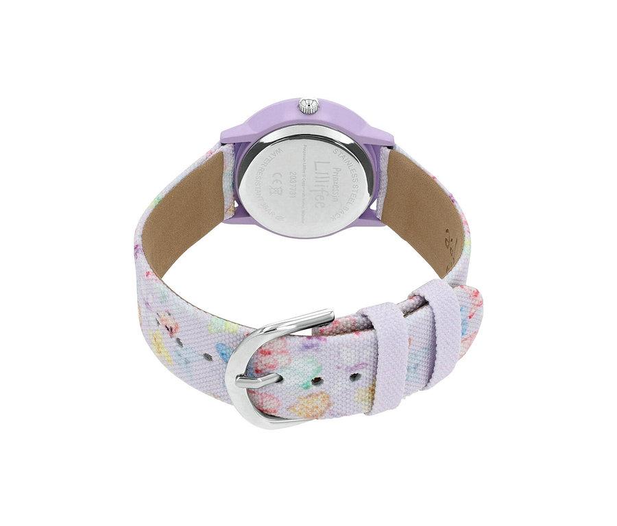Rückansicht einer lila Kinderuhr mit einem Stoffarmband, das ein buntes Herzmuster und eine silberne Schnalle zeigt. Auf der Rückseite sind "Lillifee" und "Princessin" eingraviert.