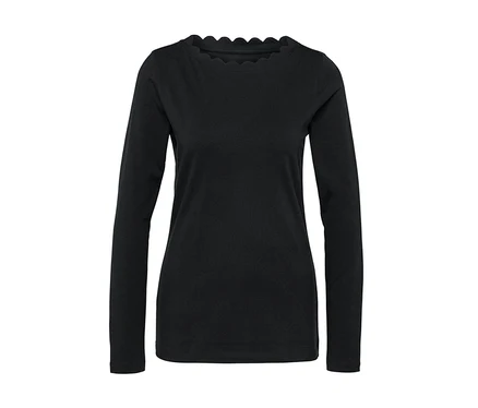 Schwarzes Langarmshirt mit gewelltem Kragen.