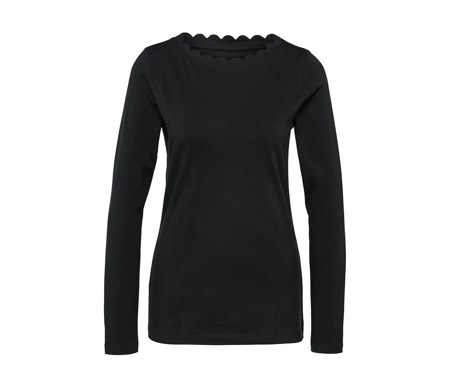 Schwarzes Langarmshirt mit gewelltem Kragen.