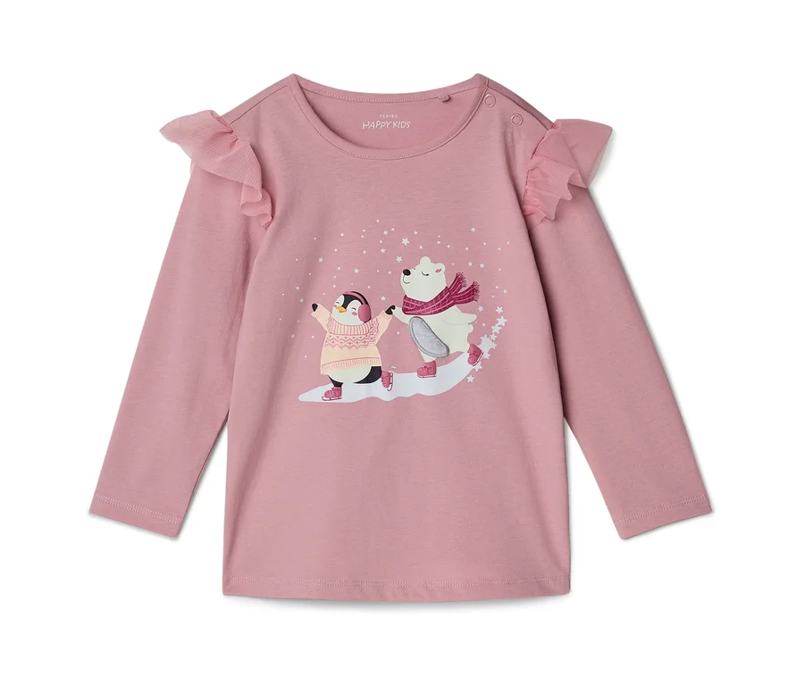 Rosa Langarmshirt für Kinder mit Rüschen an den Schultern. Es zeigt einen Pinguin in Pullover und Ohrenschützern, der mit einem Eisbären mit rotem Schal Schlittschuh läuft, umgeben von Schneeflocken.