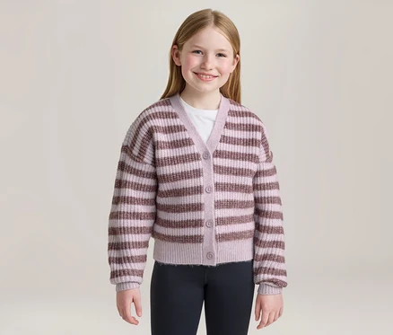 Ein lächelndes junges Mädchen mit langen blonden Haaren steht frontal und trägt einen hellrosa-braun gestreiften Cardigan mit Knöpfen über einem weißen T-Shirt und dunklen Leggings.