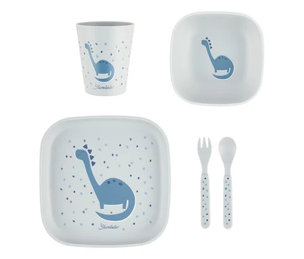 Ein hellblaues Kindergeschirrset mit blauem Dinosaurier-Motiv und kleinen blauen Punkten. Das Set enthält einen Becher, eine quadratische Schale, einen quadratischen Teller, eine Gabel und einen Löffel mit gepunkteten Griffen.