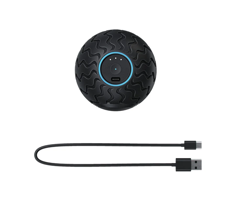 Ein schwarzer Therabody WaveSolo Massageball mit welliger Textur und einem blau umrandeten Bedienfeld, darunter ein schwarzes USB-Ladekabel.