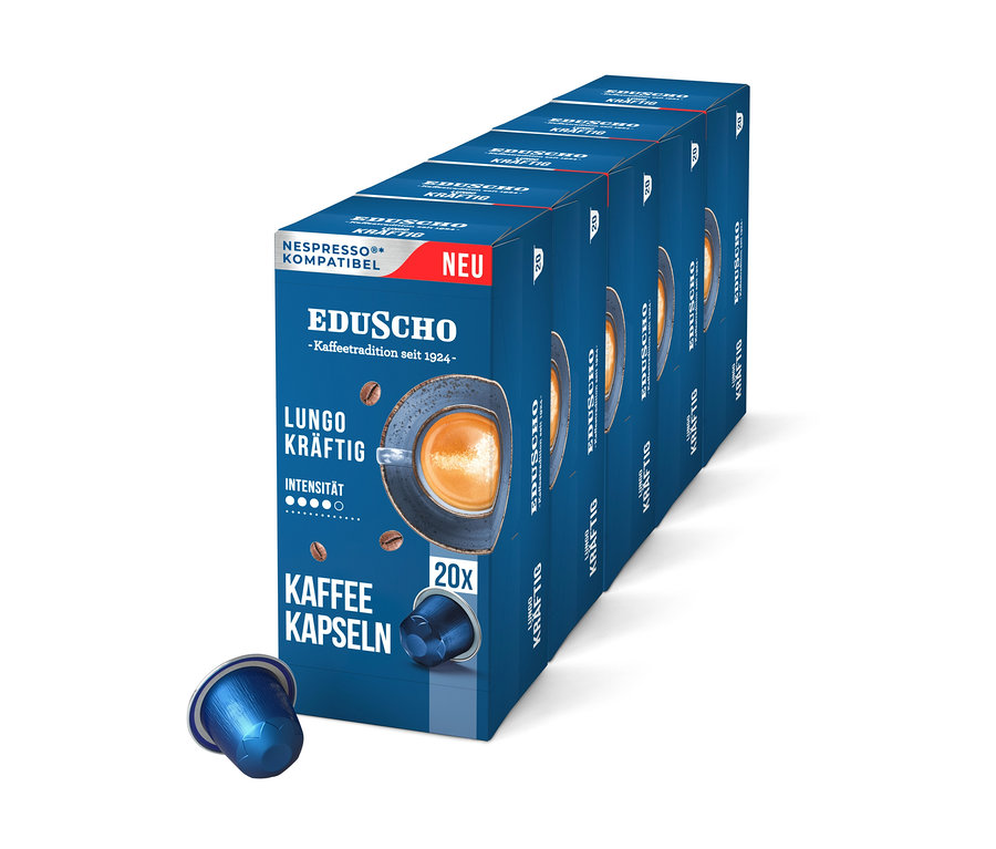 Eine Reihe blauer Eduscho Lungo Kräftig Kapselpackungen mit je 20 Kapseln, wobei eine Kapsel vor der Packung liegt.