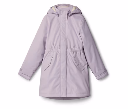 Eine hellviolette, langärmelige Jacke mit Kapuze, zwei Pattentaschen und einem elastischen Bund. Die Kapuze hat ein helles Fleecefutter, die Ärmel verstellbare Bündchen.